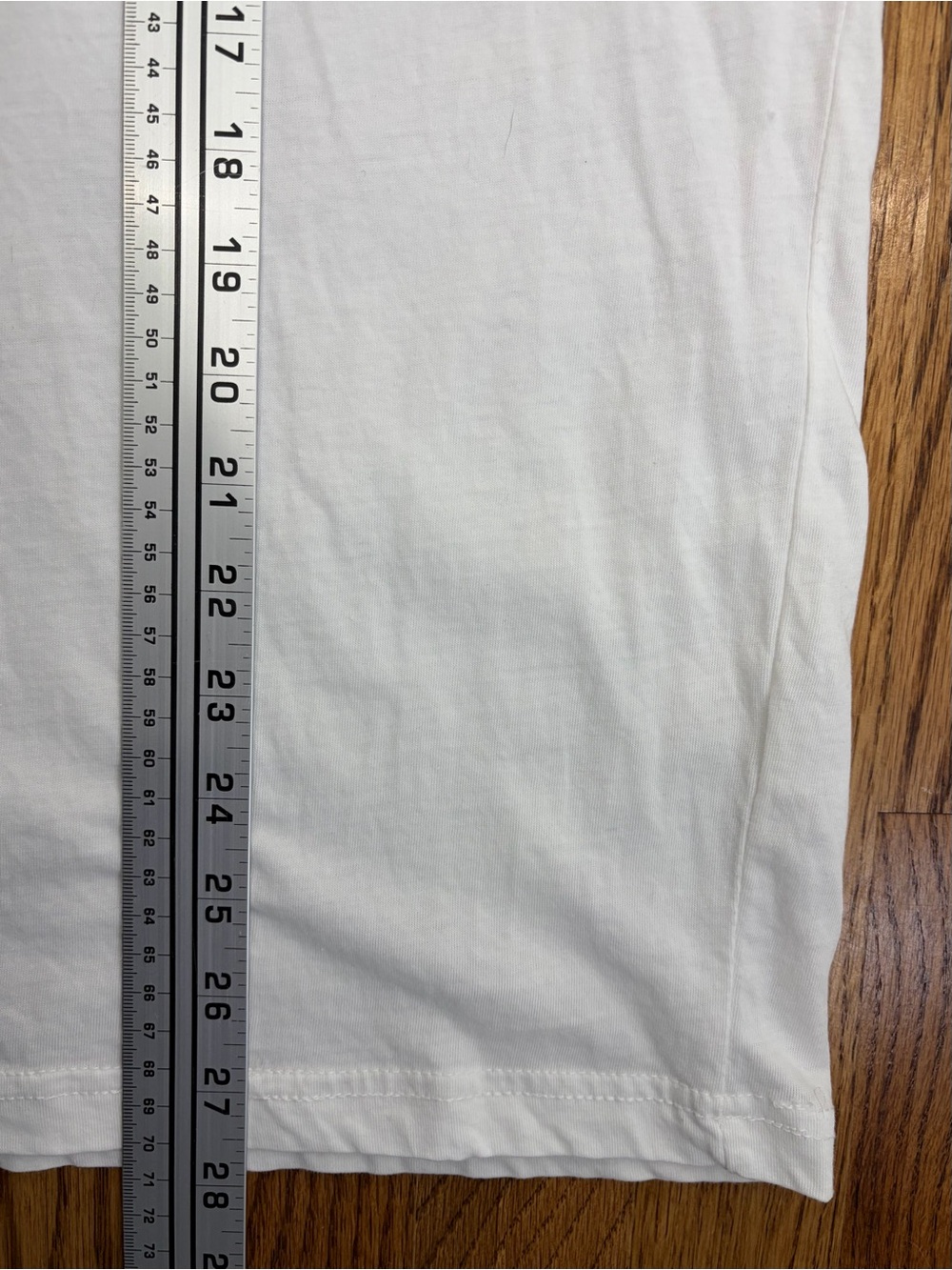 Leopard Print Lip Design White Graphic Tee (L) - Picture 5 of 8